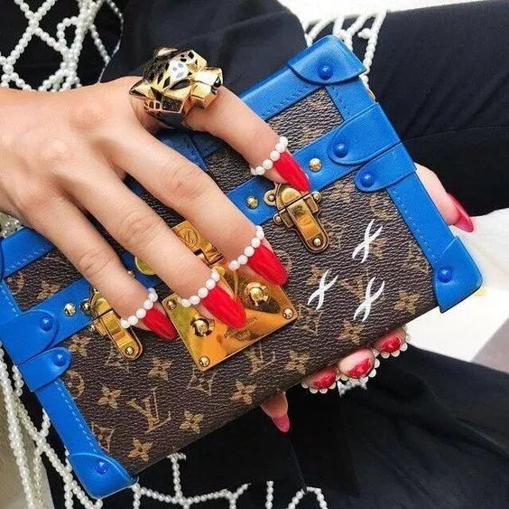 万元包包lv,lv包为何是奢侈品