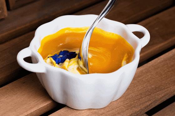 之心城这家餐厅堪称“西餐界CHANEL”，小姐姐们都抢着去