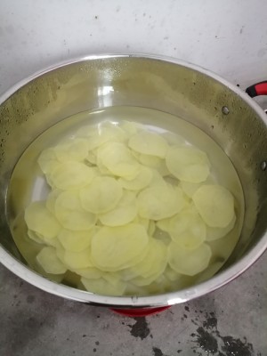 自制炸薯片变酸了,怎样炸薯片才能把薯片炸得嘎嘣脆