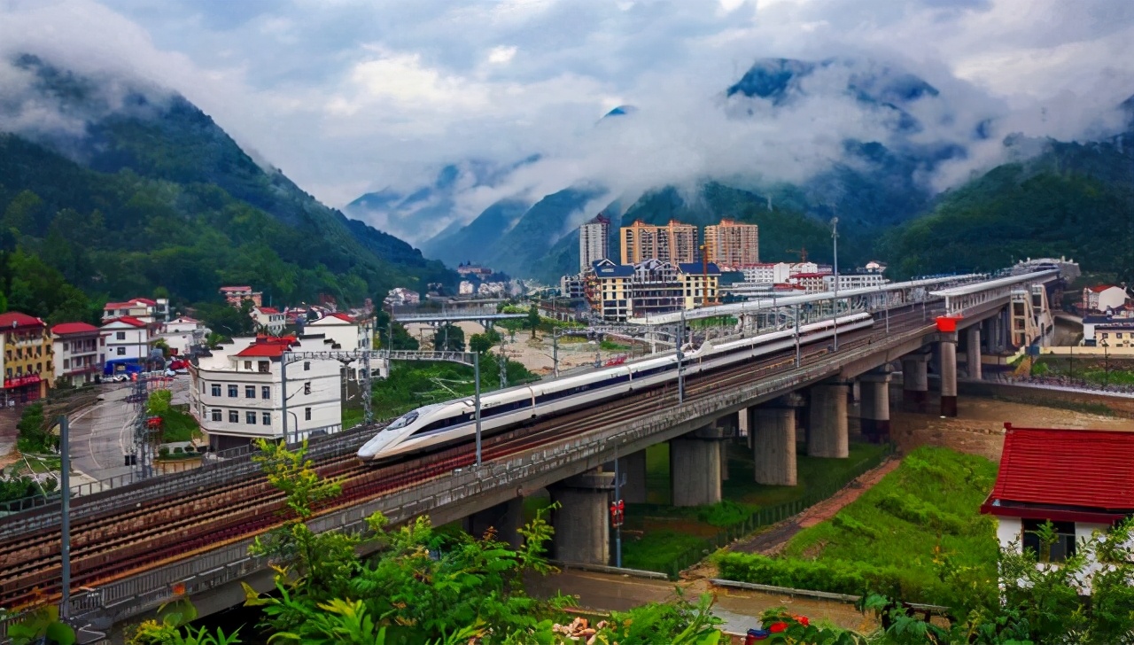 陕西一个月纯收入一万算很穷吗,陕西一个县3辆出租车