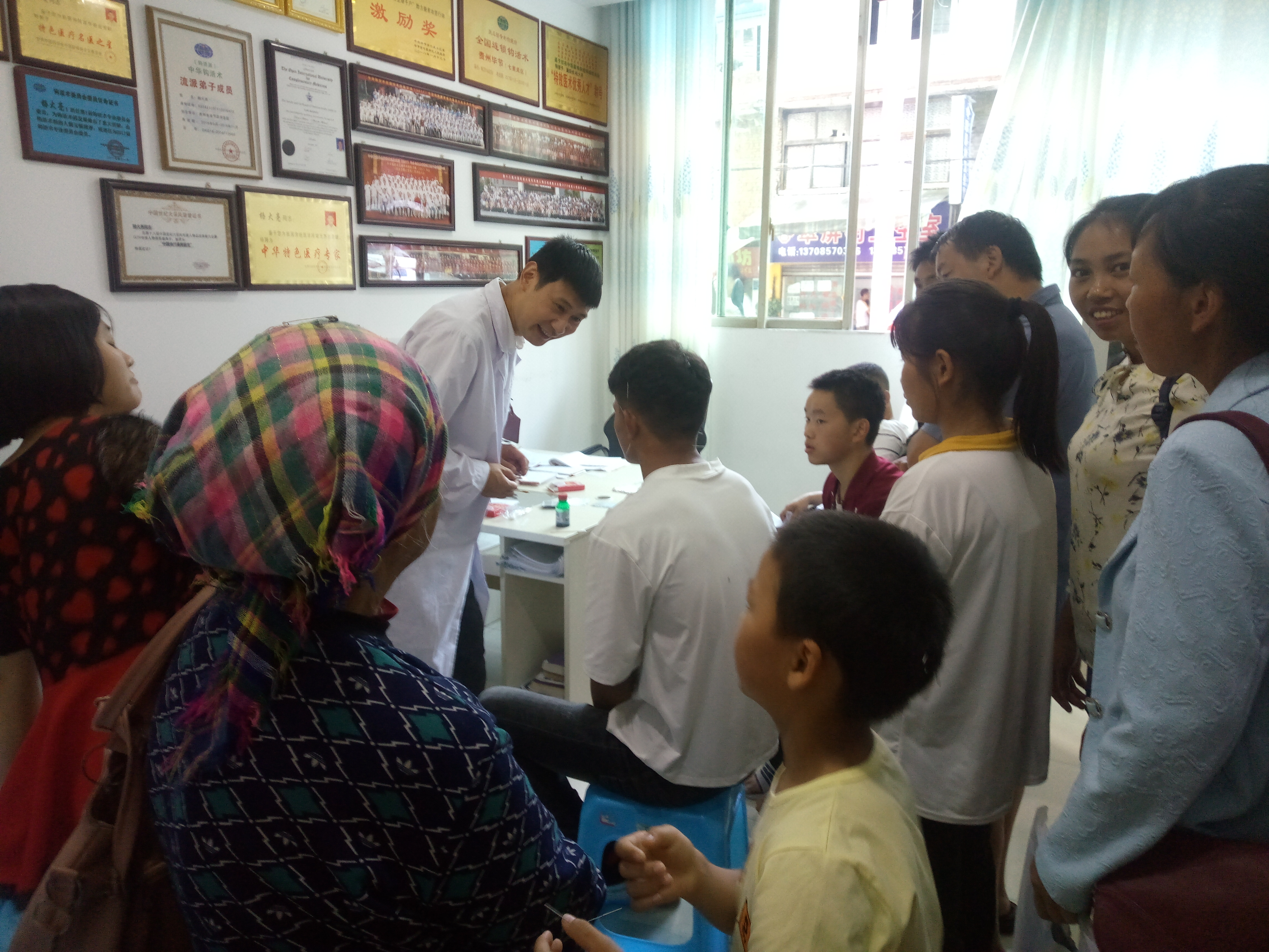 贵州残联关爱脑瘫患者的视频,医者仁心医治更多的患者