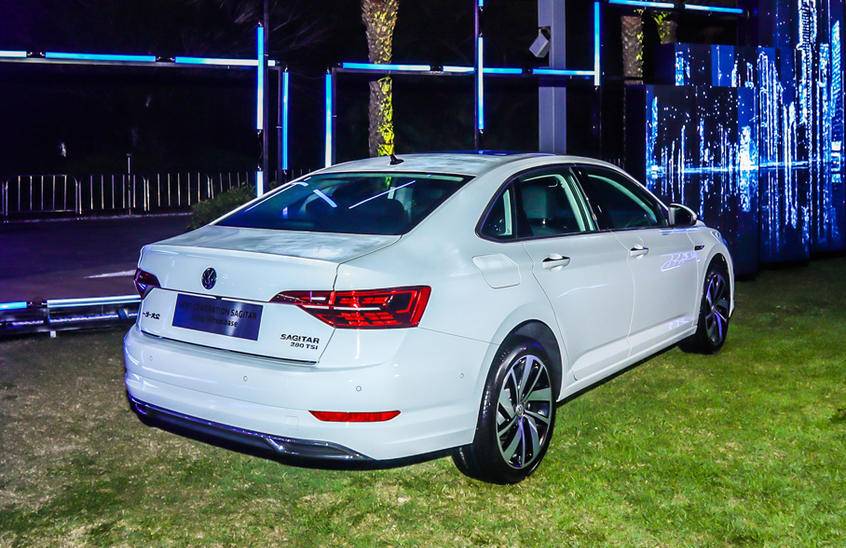 大众速腾的价位跟迈腾相差多少钱,大众速腾2022款1.4t舒适版1成首付