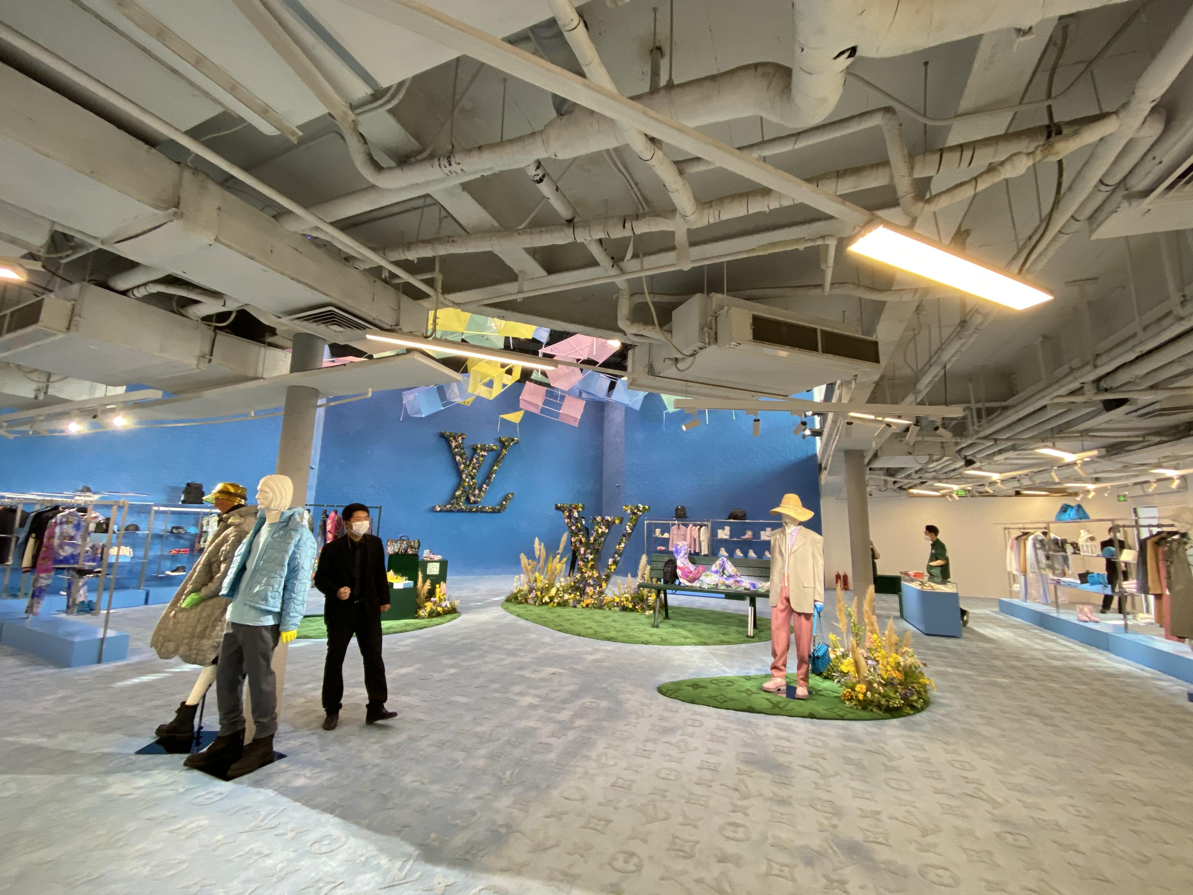 建微信群、发打油诗、刷屏朋友圈、对老客人嘘寒问暖，疫情中的奢侈品专卖店纷纷放下身段促销售