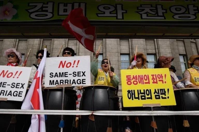 韩国男子去3家gay吧后确诊，上千名同性恋接触者担心被歧视，隐藏信息！