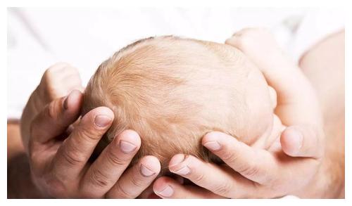 新生儿10天睡觉一惊一乍哼哼唧唧,新生儿睡觉老是一惊一乍双手举起