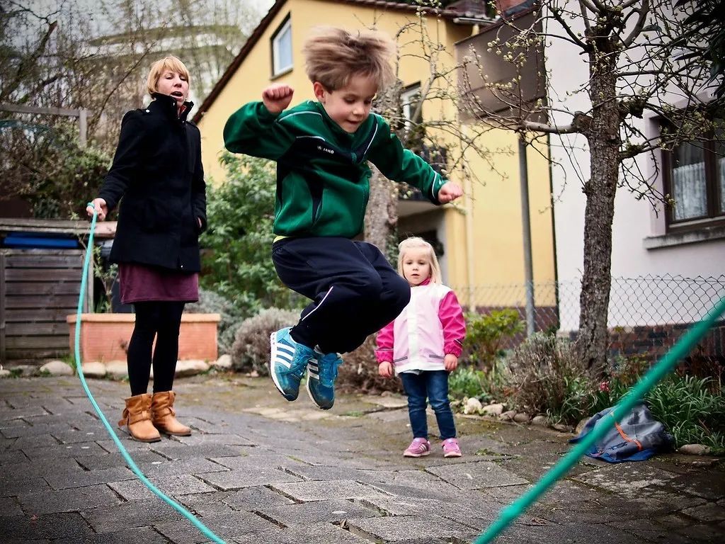 玩2小时游戏等于1000个仰卧起坐,玩2个小时才完成作业