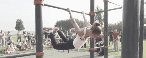 搞笑gif铁砂掌,铁砂掌传人一掌劈开十块砖头