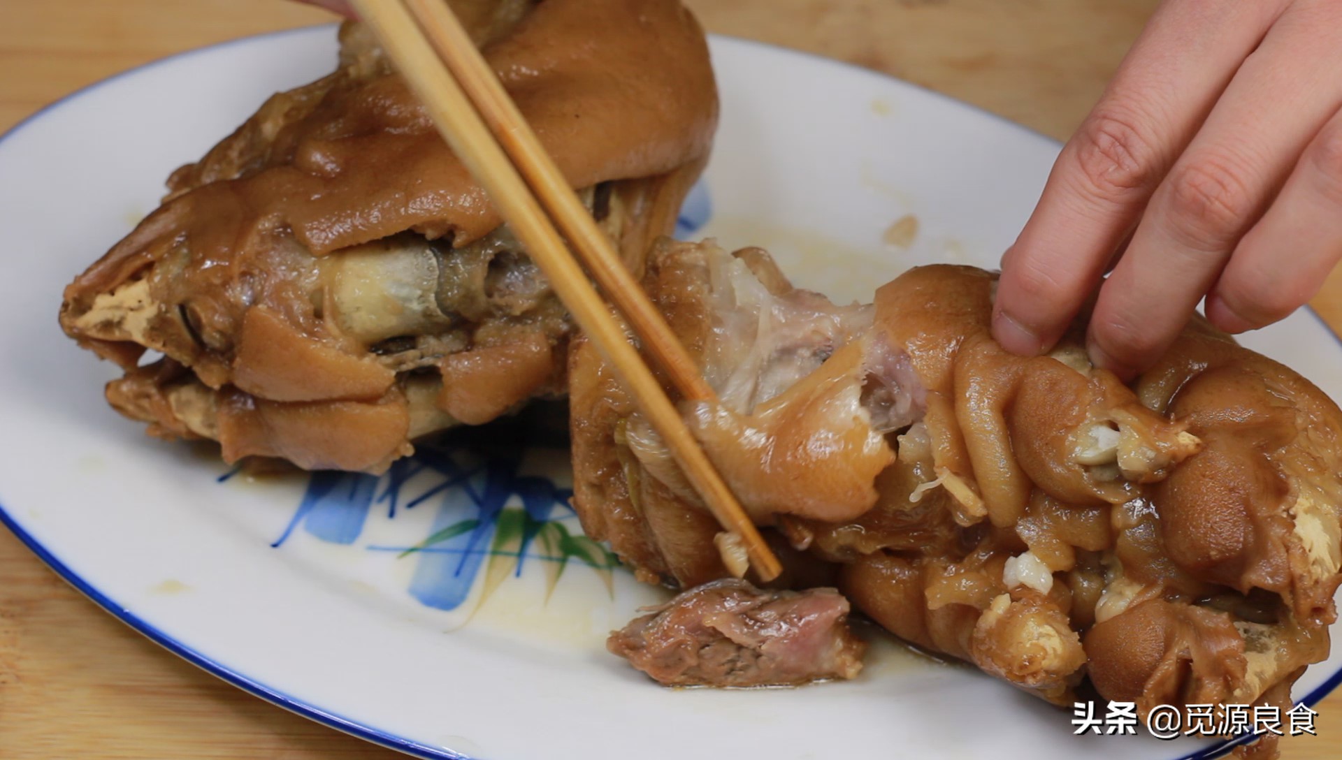 如何卤猪蹄最新最好吃的方法,卤猪蹄要放些什么才容易脱骨