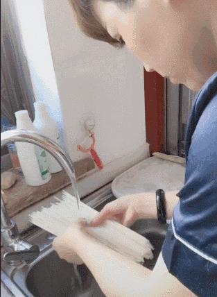 太有意思了，女朋友不屑一顾的表情很到位