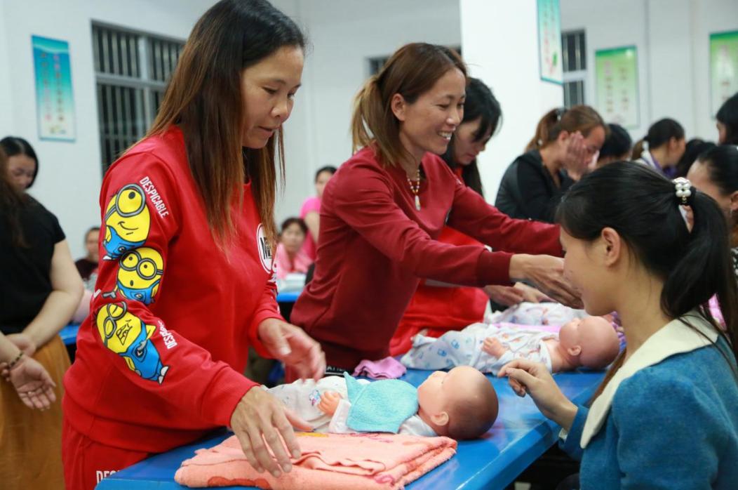 婴儿呛奶妈妈急救,育婴师被呛奶讲解视频