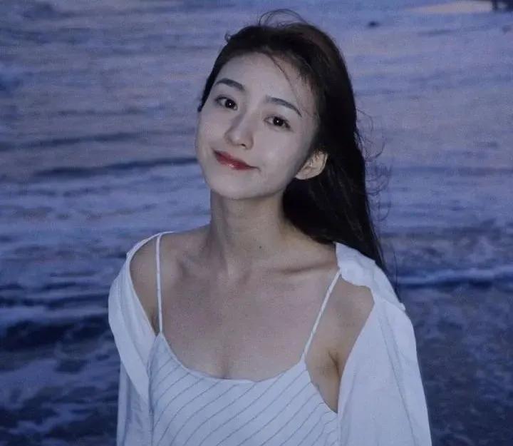 为什么有的男生丑但是女装很好看,为什么男生丑却有漂亮女朋友