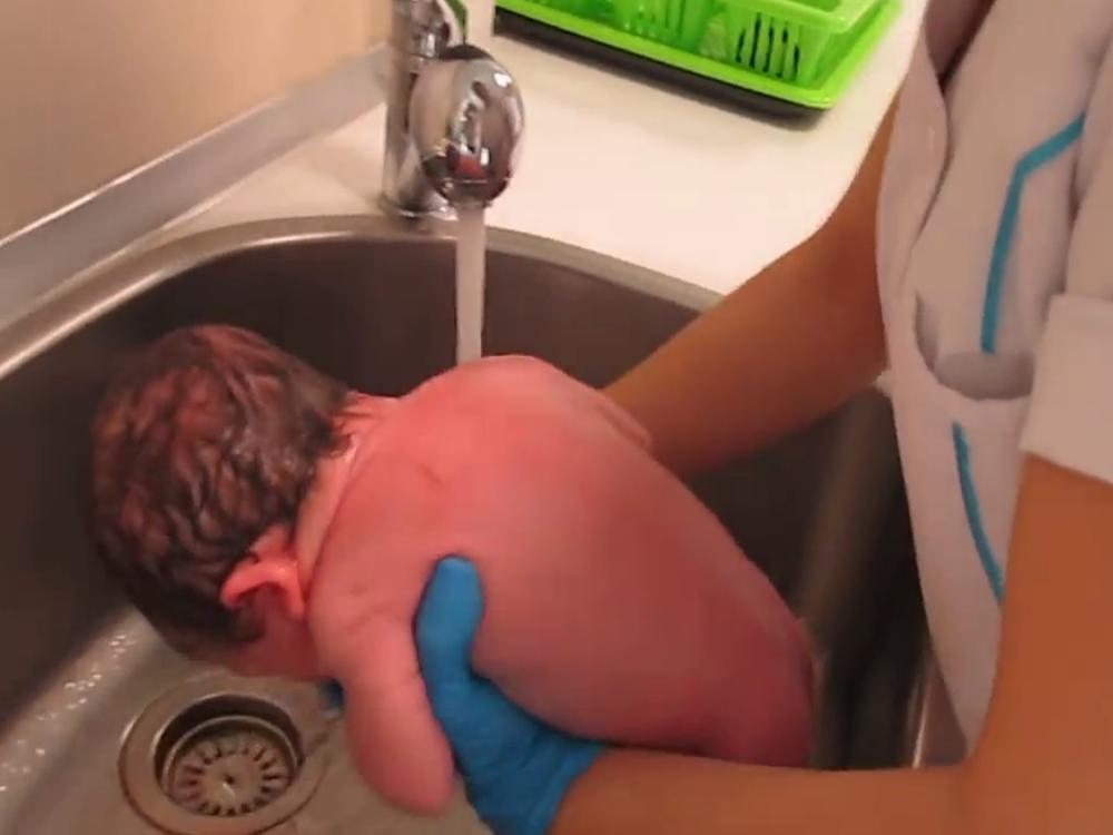 护士给新生儿洗澡怎么洗,外国婴儿洗澡护理