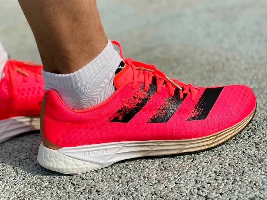 阿迪达斯碳板跑鞋adizerox2,adidasadizeropro有没有碳板