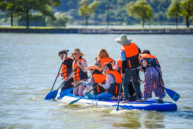 初夏品风凉饭，南北湖商玉客栈，推窗有山水