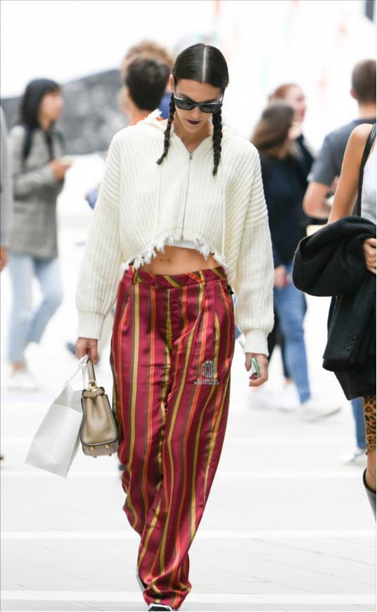 冬天带帽中长款针织开衫怎么搭配,针织开衫保暖又好穿女人味十足