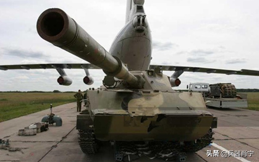 普京视察俄罗斯空降兵,普京表扬俄士兵视频