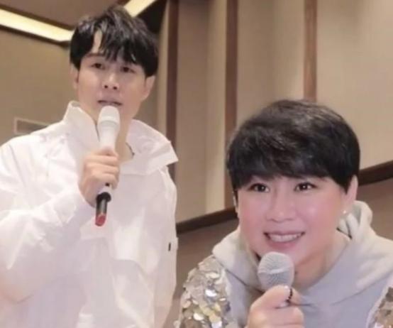 吴昕直播卖t恤被吐槽,吴昕带货视频回放