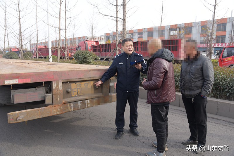 交警上路巡逻偶遇双胞胎大货车,临沂交警执勤路人视角