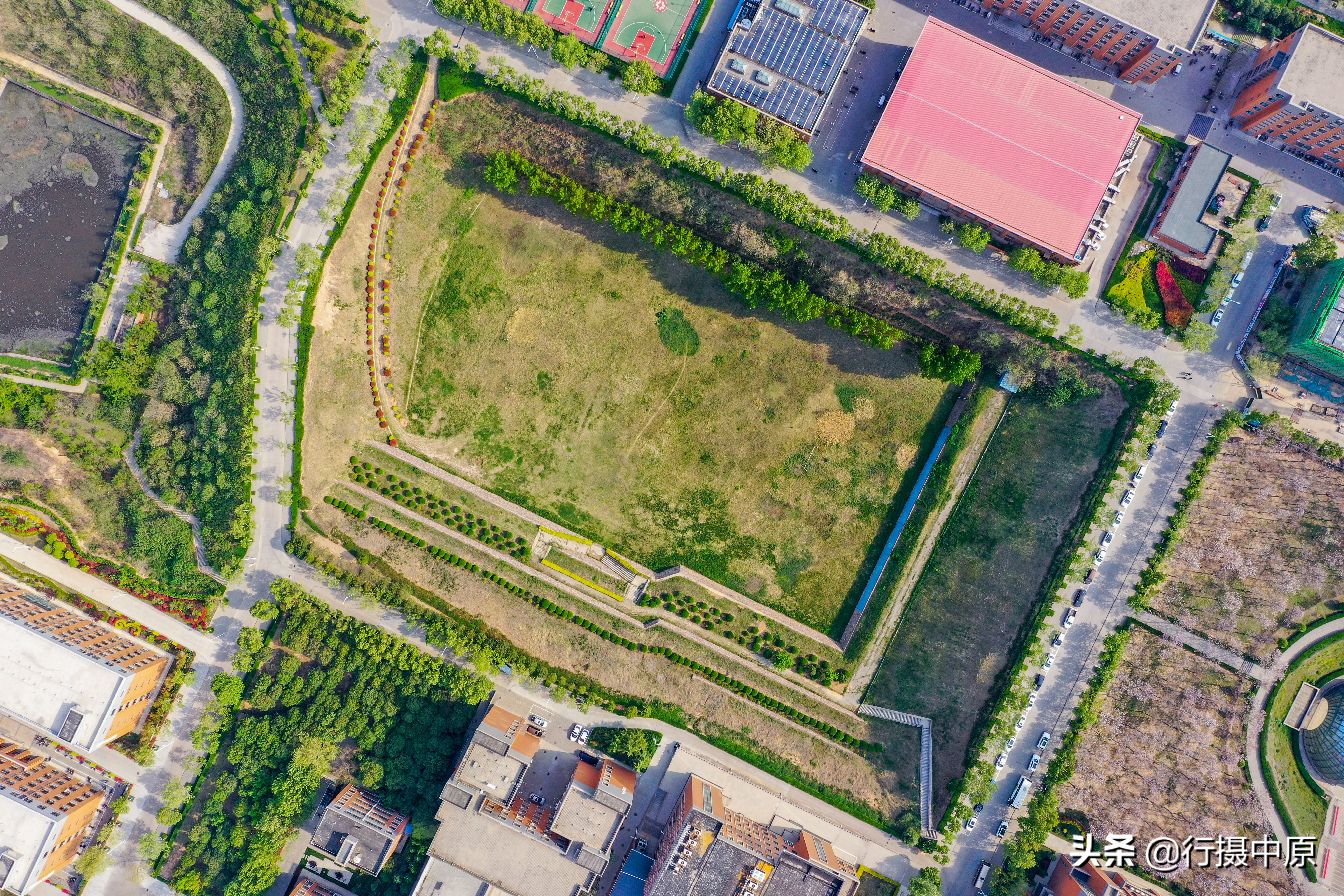 足球场大的深坑,稀奇古怪的足球场