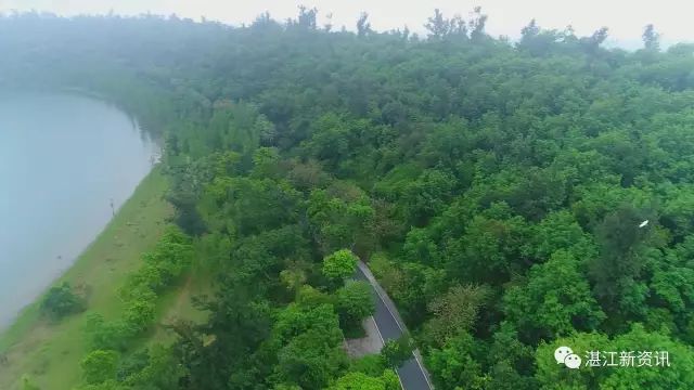 蓝天白云湖面碧波荡漾天然氧吧,湖光岩大自然天然氧吧