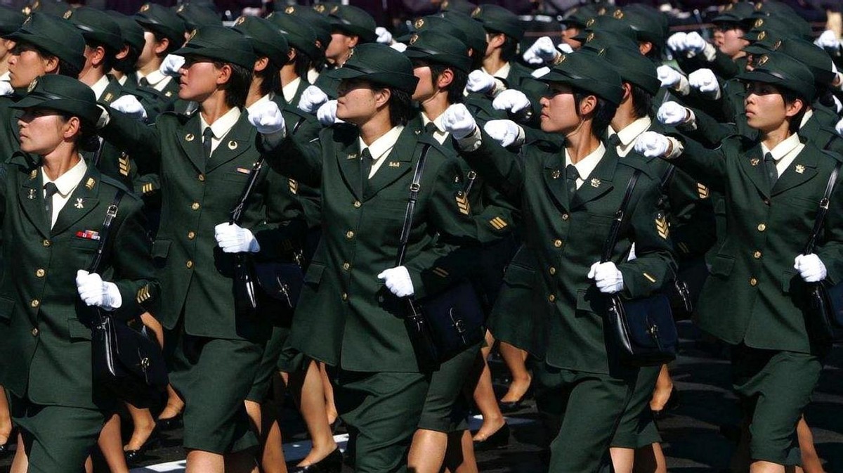 日本女兵为什么背个包包,为什么日本女兵都要背个小包