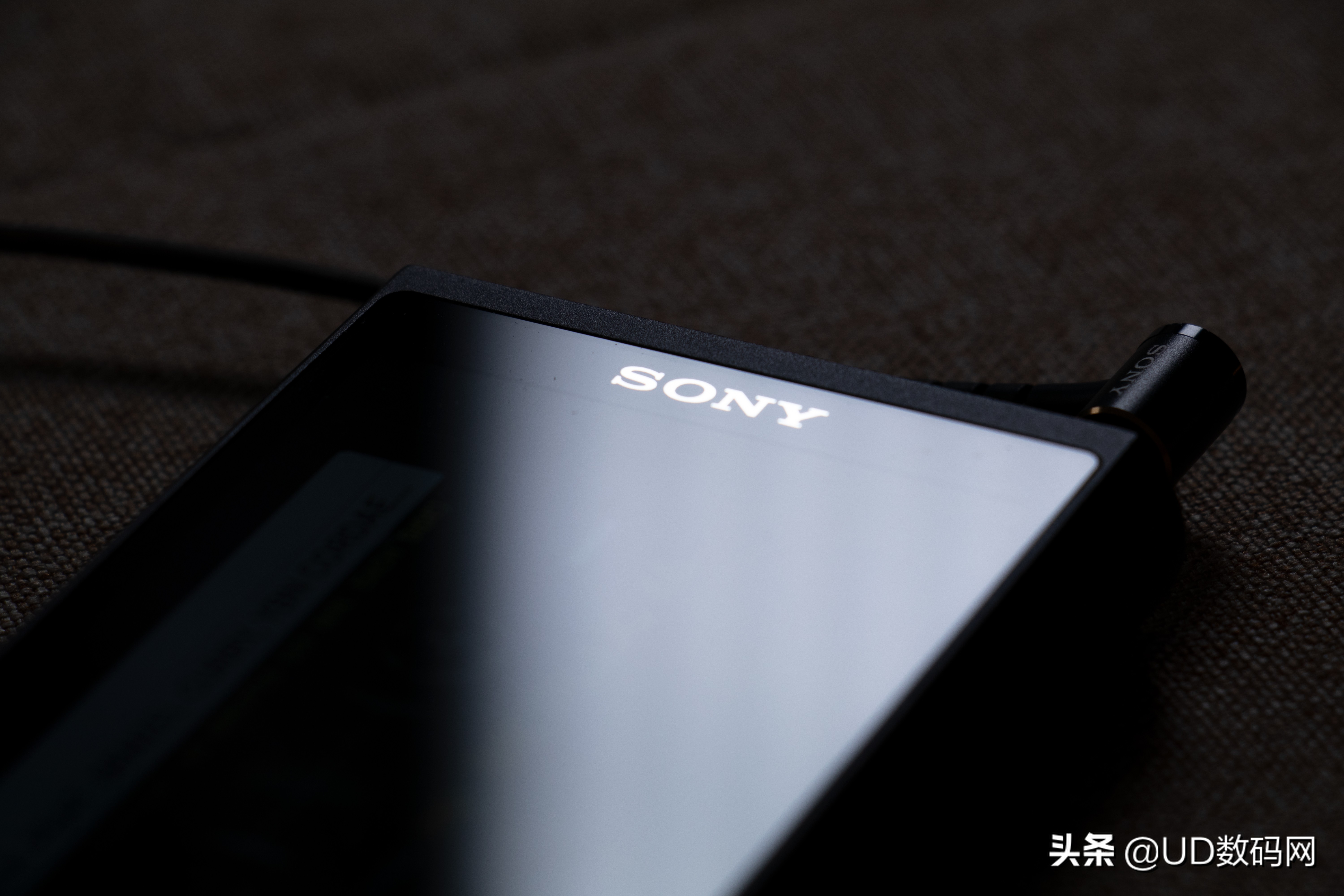 听一首好听的歌曲也是美的享受,听一首好的歌曲能让你的心情愉悦