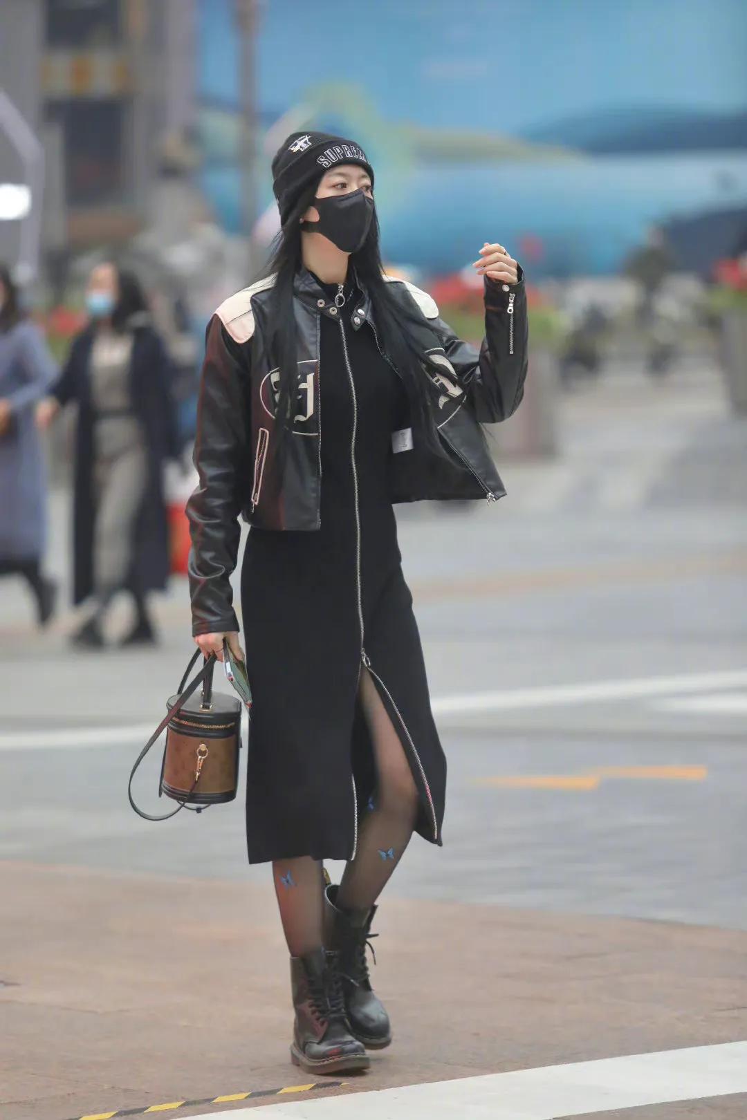 最近流行的街头大牌包包街拍,看包包推荐品牌