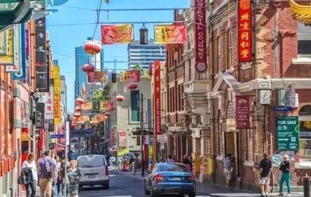 华人在海外被越南黑帮欺负，中国黑帮得知后，直接端了他们的窝