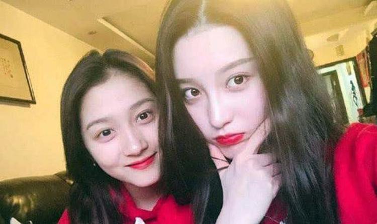 六小龄童结婚32周年晒合照,妻子竟是天竺王后!女儿撞脸关晓彤