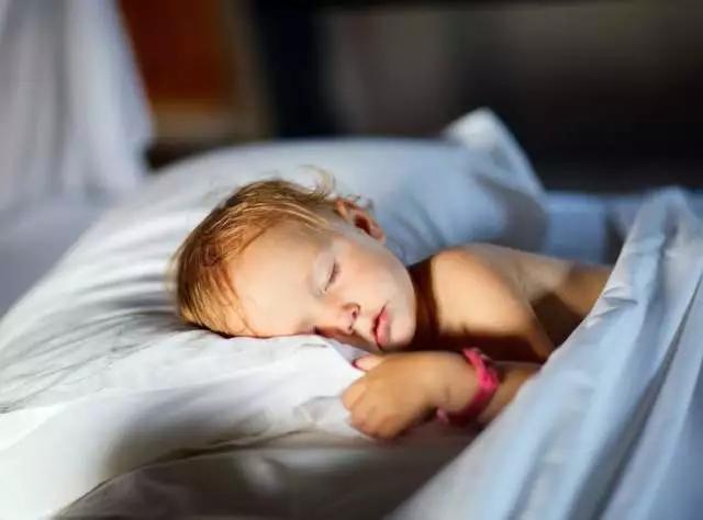 两个月婴儿睡眠多少时间为正常,21个方法找回婴儿般的好睡眠