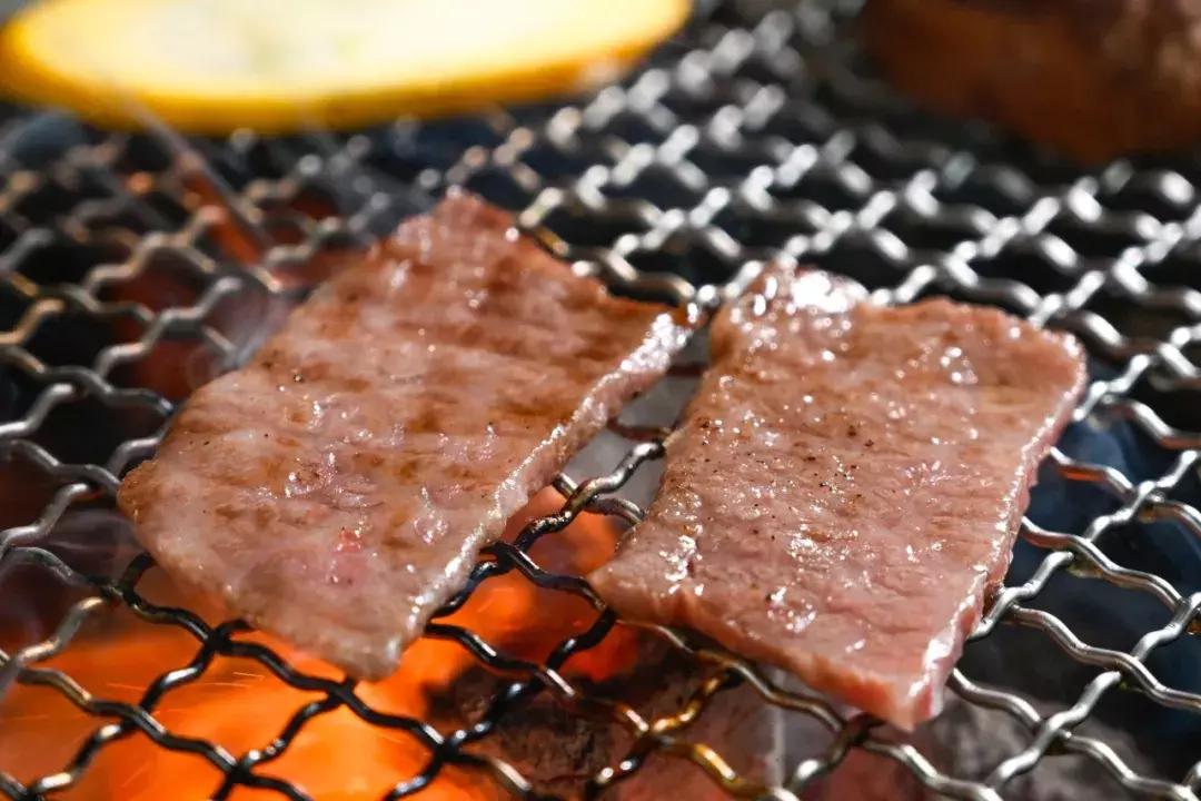 这家烤肉巨头新店开业就“爆店”！现在还能免费吃肉，这也太棒了