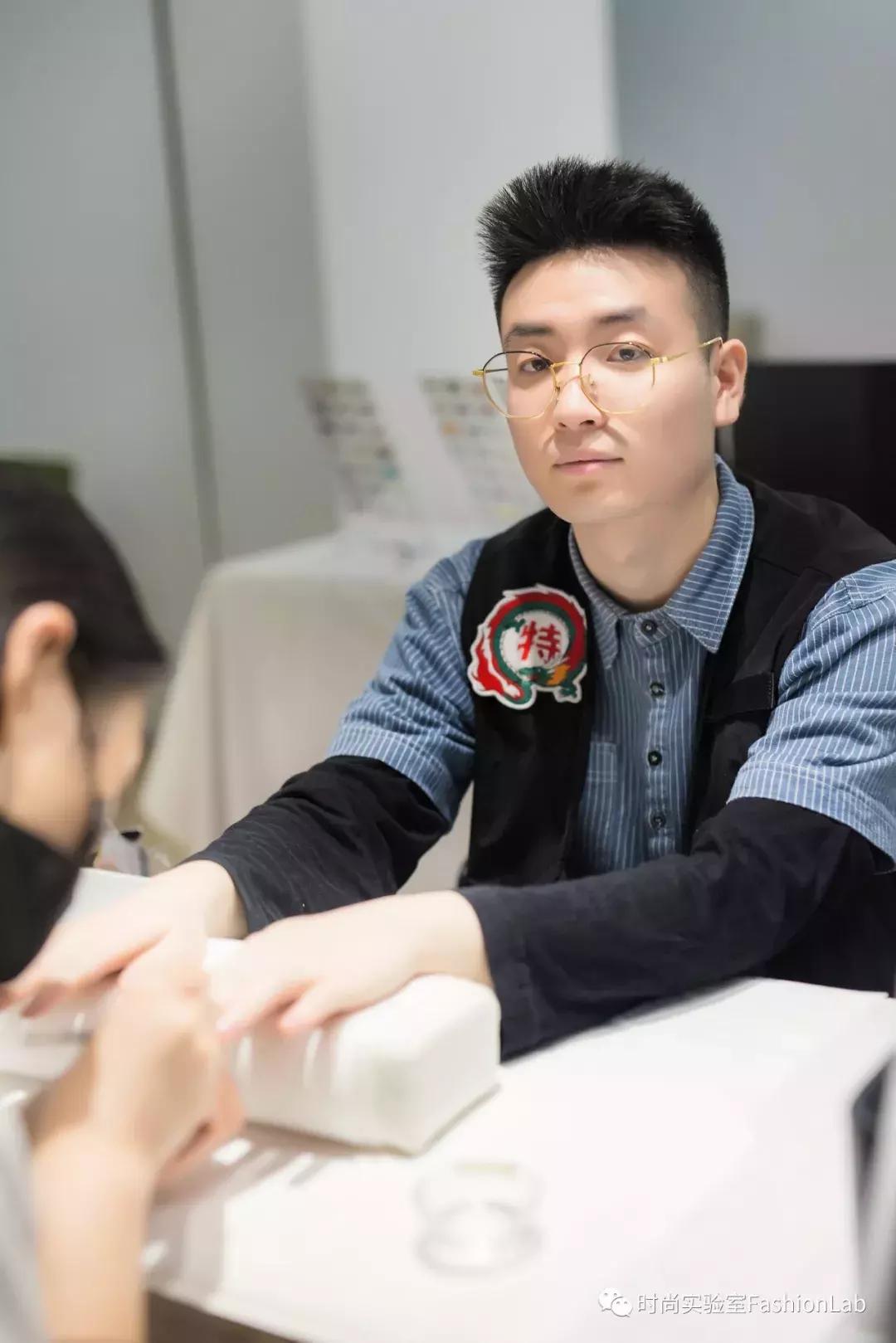 我应该给这些被骗来做美甲的男生道个歉