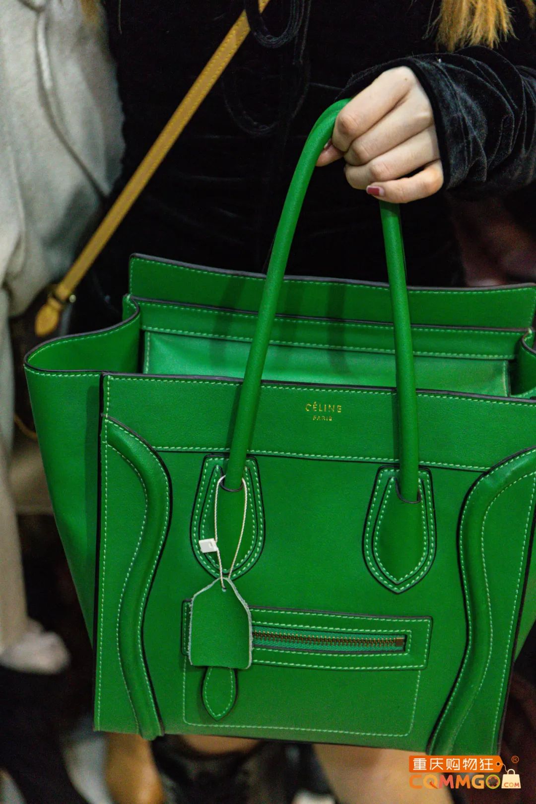 解放碑一层楼卖衣服,解放碑二手衣服市场