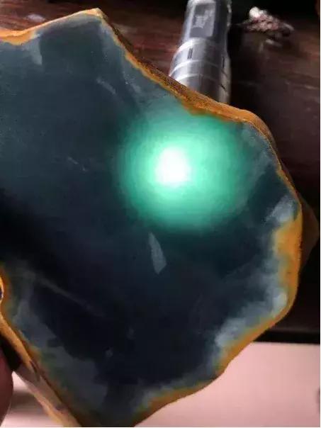 翡翠的8个误区：洗澡不能戴？只有缅甸产？原来这些年都被骗了