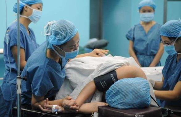 32岁孕妇分娩时突然咳嗽,分娩过程中咳嗽会有什么后果