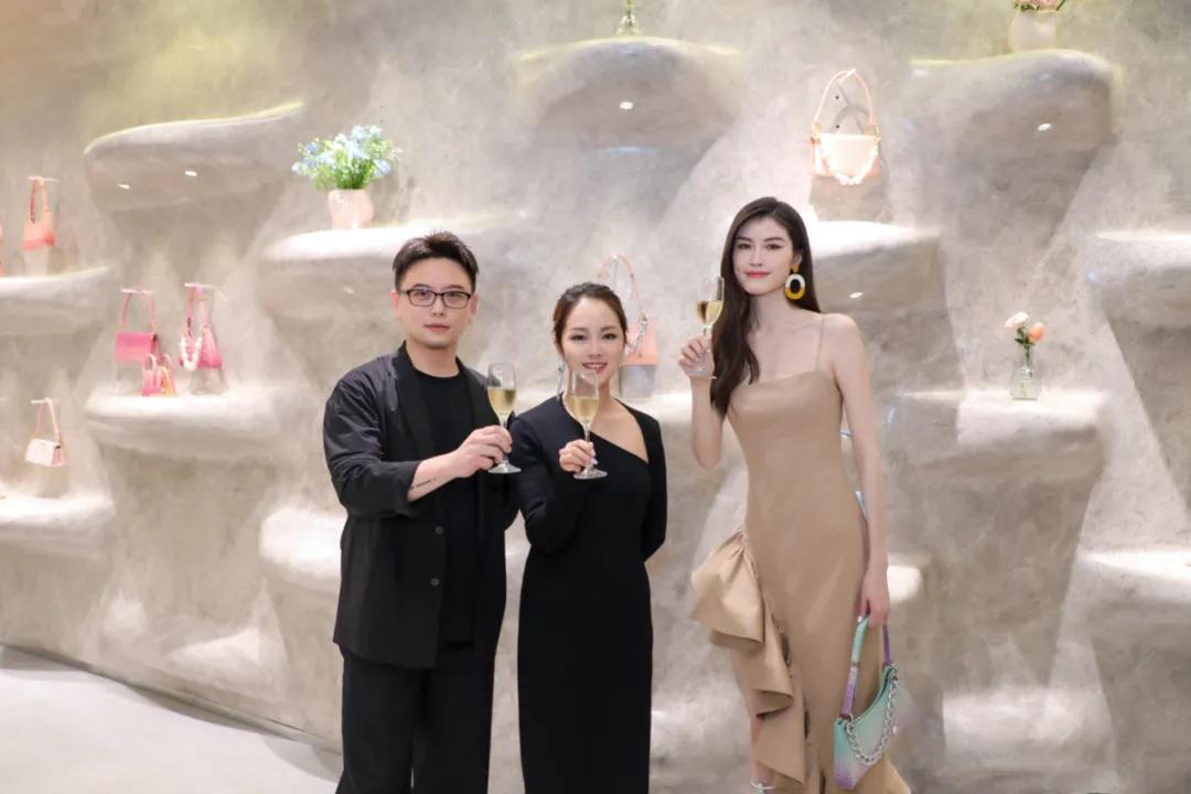 APEDEMOD首店落地iapm这个“一包难求”的品牌如何吸引全球时髦精