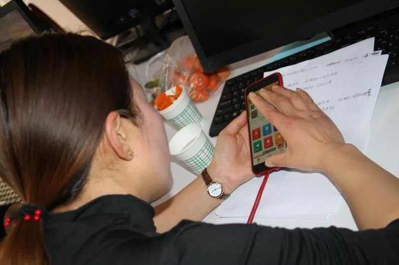 五六个月，五六十个村民微商干了上百万平顺县电商扶贫微商村纪事