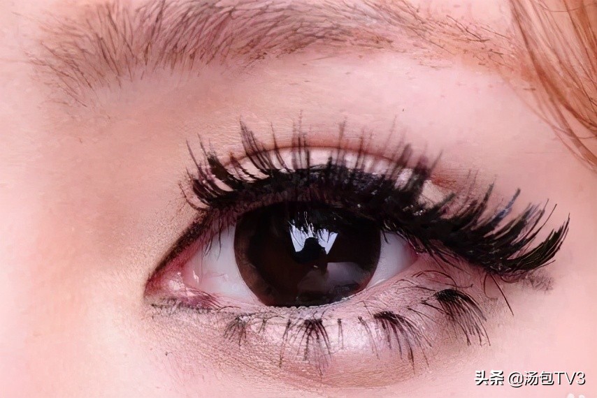 爱戴美瞳的人注意了美瞳美化了我们的眼睛但是也伤了我们的眼睛