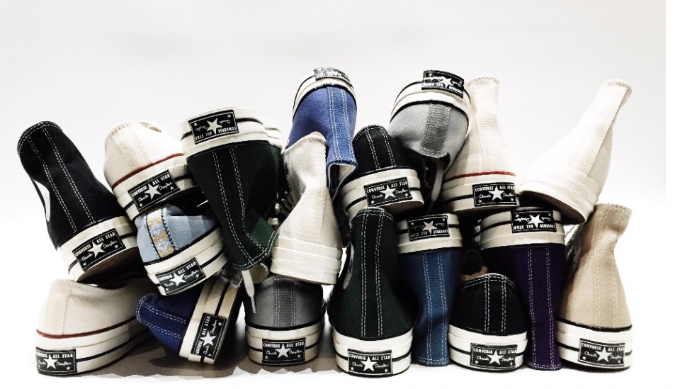 匡威书包的红标和黑标在哪里,匡威三星标是凸起来的吗