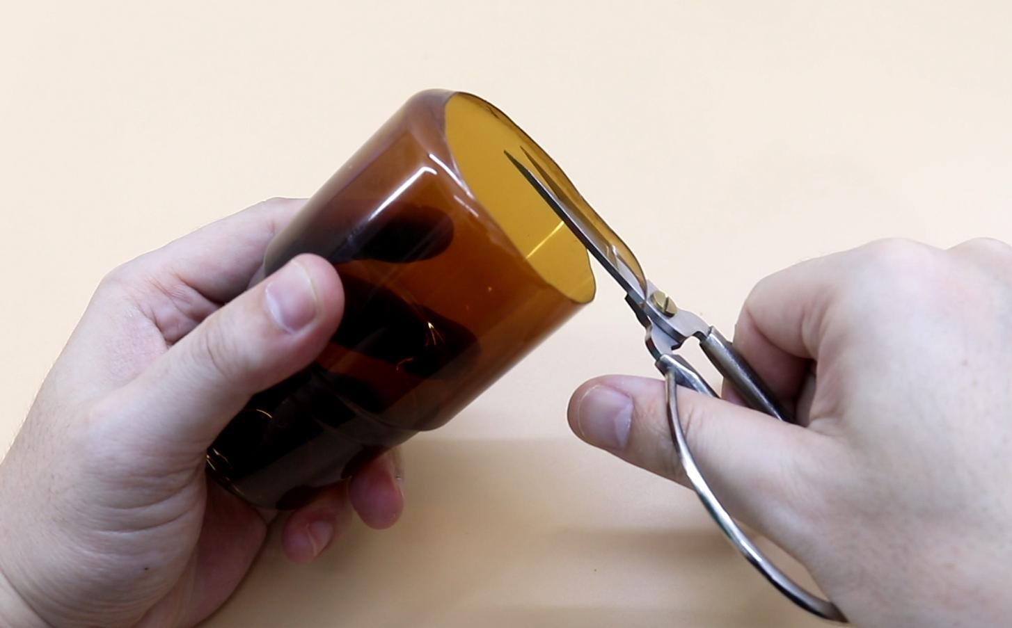 用塑料瓶做厨房收纳东西的用具,生活实用小妙招剪塑料瓶视频