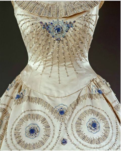 伊丽莎白女王苹果花礼服,英国女王伊丽莎白连衣裙