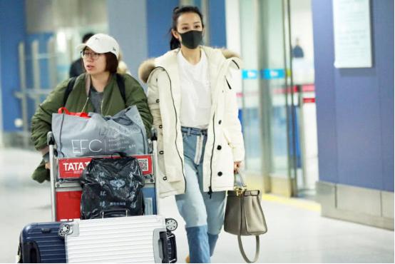 出门搭配衣服秋,王鸥夏季穿搭白色v领上衣