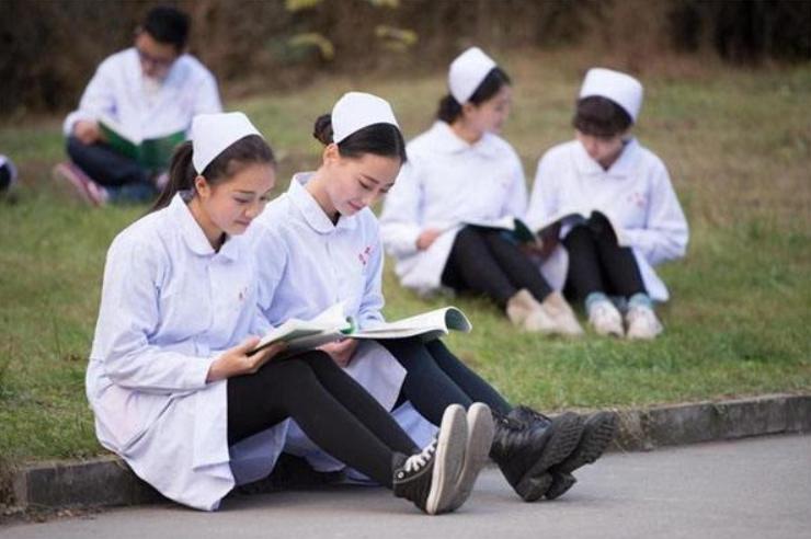 同样是护理专业，本科和专科之间的差距有多大，学生尽量早了解