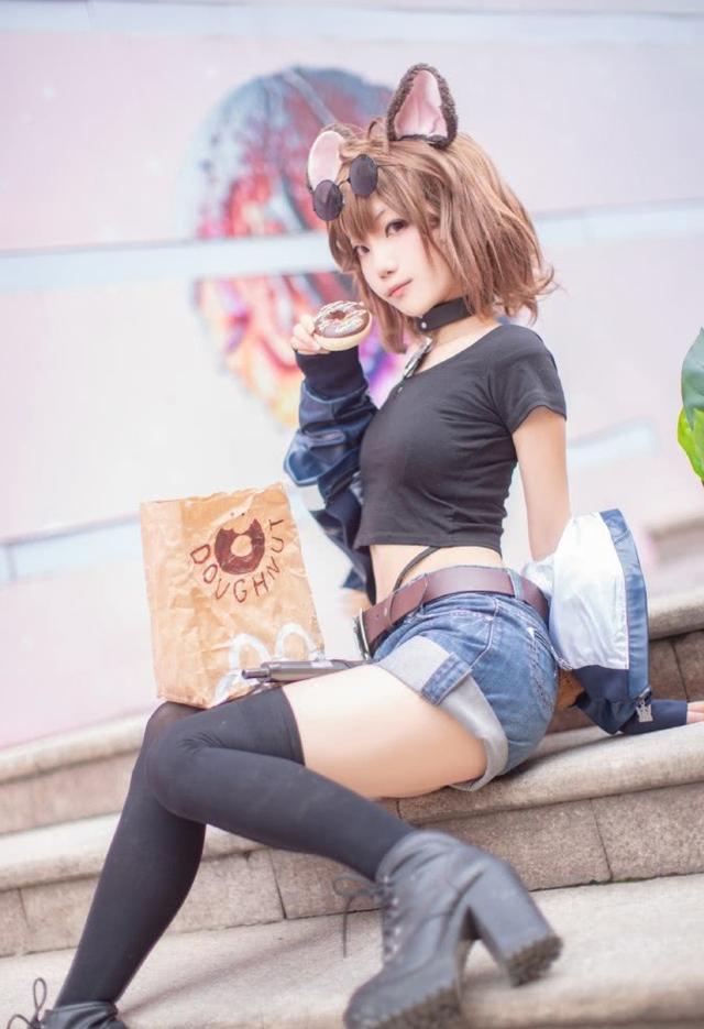 这个萝莉把“毒汁袜”穿至半腿，腿太细了