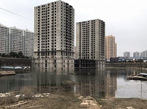 西安烂尾楼业主自救,西安百余户业主入住5年烂尾楼