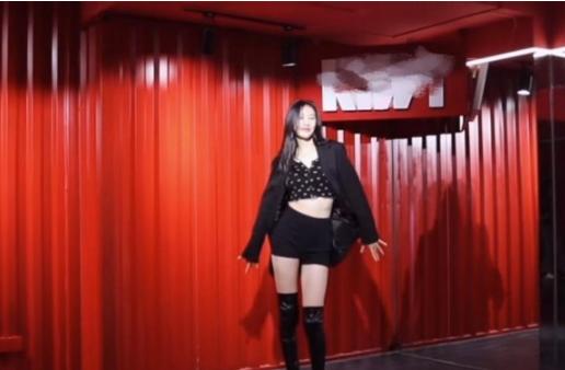 张俪穿露脐装跳舞,张俪跳舞露脐装