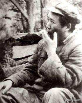 毛*东泽**，戎马岁月里抽“百家烟”的故事