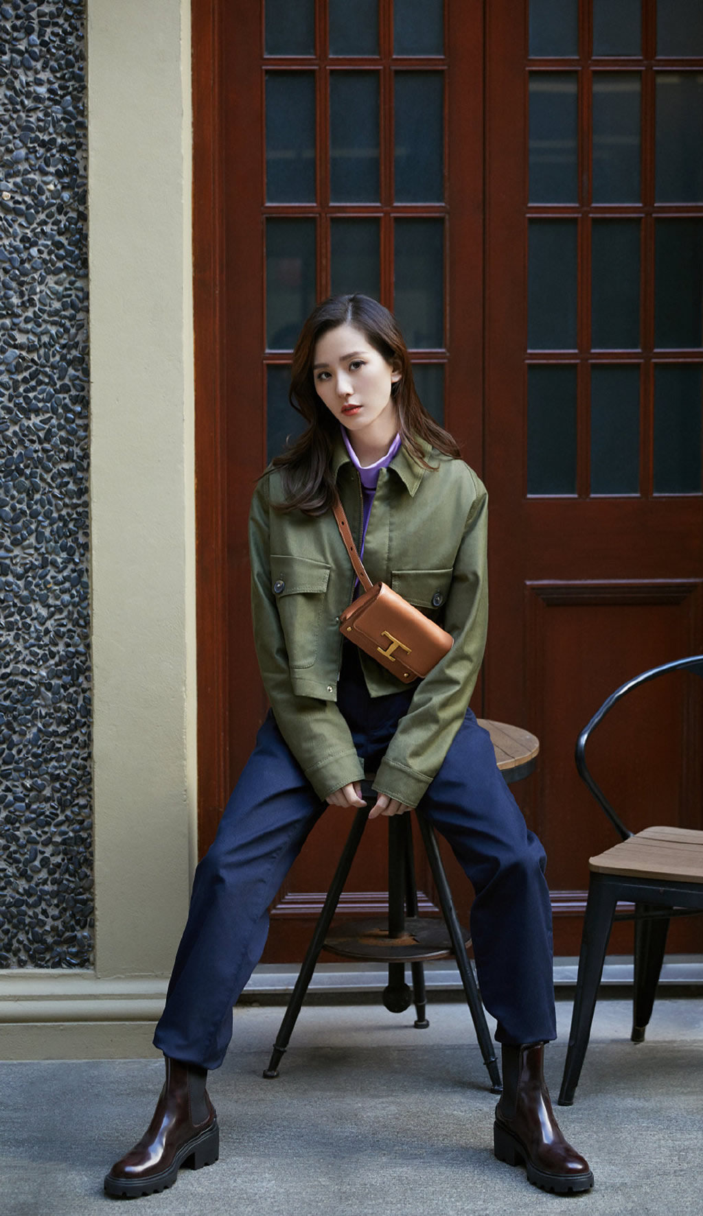 刘诗诗同款橘色冲锋衣穿搭,刘诗诗军绿色背带裙