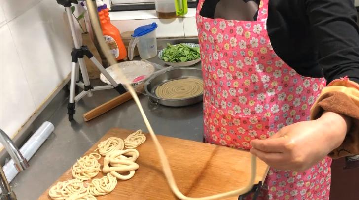 家常拉面简单做法不醒面,十分钟就能做拉面的方法教程