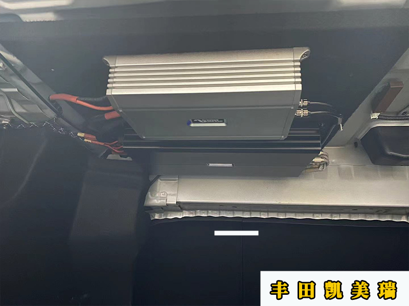 丰田凯美瑞加装低音炮1000左右 (丰田凯美瑞升级原车三分频jbl音响)